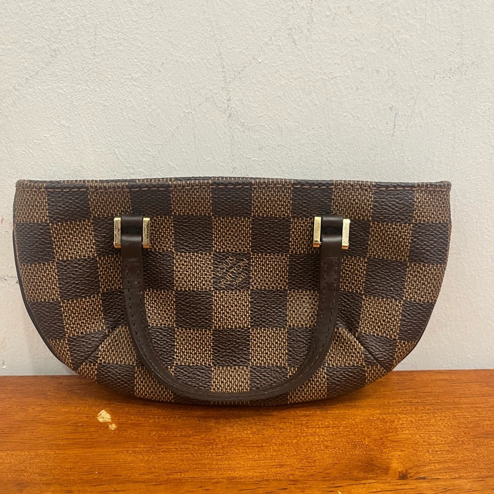Authentic and Entrupy certified Louis Vuitton manoque pochette in excellent cond